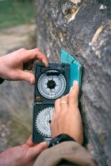 Geologen  die das Dip eines Gesteins Frankreich messen