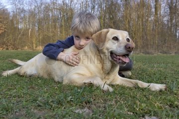 Junge mit einem Hund Labrador Frankreich