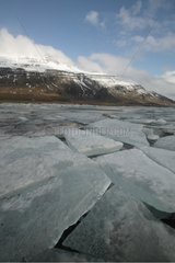 Eis am Fuße eines Berges Islands