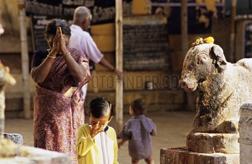 Beten Frau und Statue von Nandi India