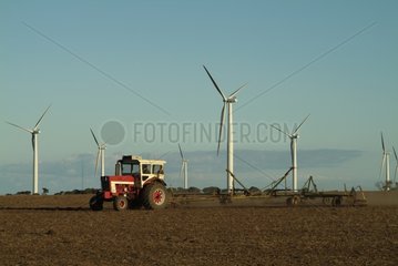 Traktor und Windmühle Australien York Peninsula