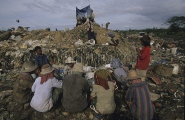 Gruppe von Menschen in einer öffentlichen Entlassung in Kambodscha