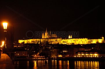 Schloss von Prag und Reflexionen am Vltava -Fluss