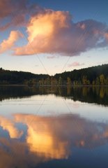 Reflexion der Wolke  die Sonne auf einem Auvergne -See niederzulegen