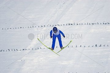 Springe mit Ski auf Springboard Chaux-Neuve Jura Frankreich