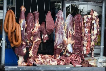 Fleisch hängt an einem Marktstand Otavalo Ecuador