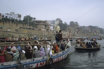 Barques transportant des personnes sur le Gange Inde