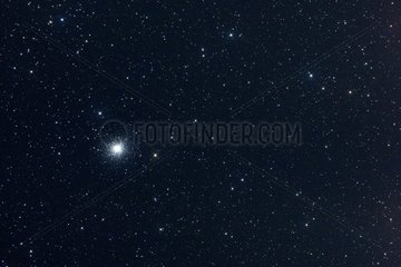 Der kugelförmige Cluster der Herkules M13 in der Unermesslichkeit des Raums