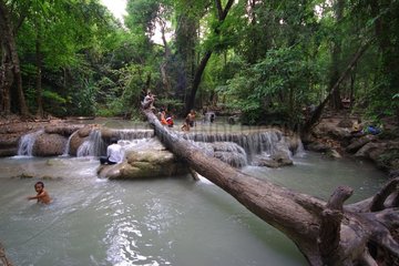 Gruppe von Badegern in einem Fluss Thailand