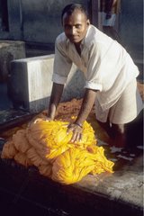 Lavage du linge à la main dans une blanchisserie Bombay Inde