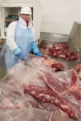Conditionnement de la viande dans un atelier de découpe