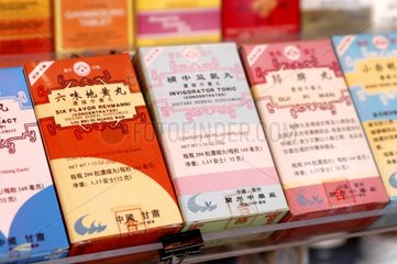 Boîtes dans un magasin de médecine traditionnelle chinoise