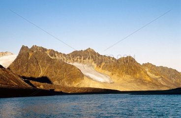 Gletscher fällt in einen Fjord in Magdelena Bay Spitzberg