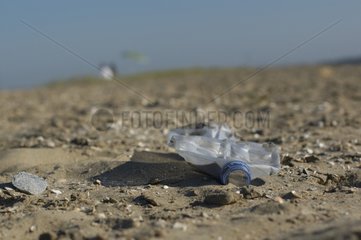 Bouteille de plastique sur la plage