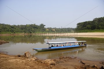 Boot  das am Fluss Tambopata Peru navigiert
