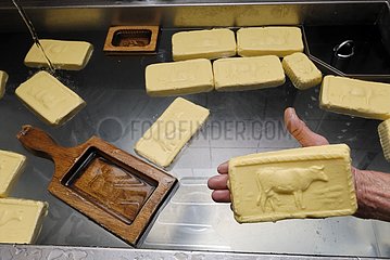 Manufacture of butter farmer with a wooden mold
