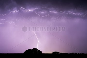 Lightning Strike und Intercoud Lightning in der Nacht Frankreich