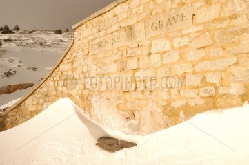 Brunnen von La Grave unter Provence Snow