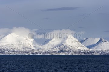 Schneebedeckte Berge an der KÃ¼ste von Nordsee Norwegen