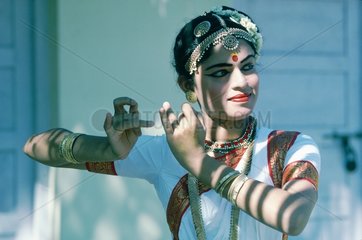 jeune danseuse en costume traditionnel  position de Krishna