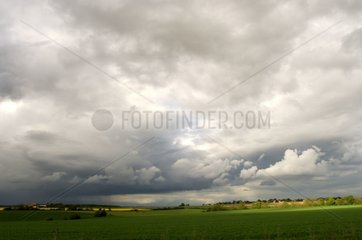 Stürmischer Himmel auf dem Land in der Bourgogne