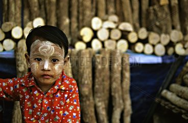 PortrÃ¤t eines Kindes mit Thanakha im Gesicht Myanmar