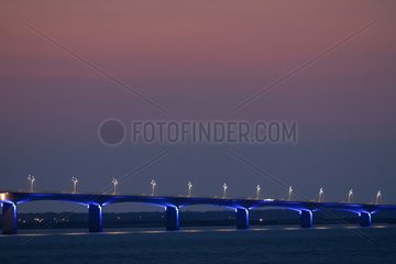 Licht der Oleron Island Bridge am Abend Charentes Frankreich