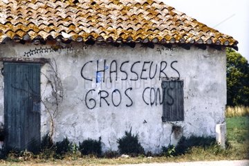 Graffiti beleidigt JÃ¤ger in einer Hauskamargue Frankreich