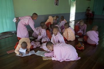 Nuns to study for an hour in the convent of Nyaung Shwe