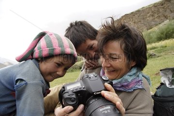 Kleine Kinder entdecken ihr Image Zanskar India