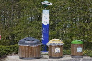 Behälter zum Recycling auf einem Autobahn -Ruhebereich Frankreich