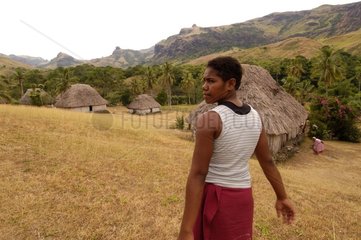 Mélanesianes Mädchen  das in Richtung Navala Fidschi -Inseln geht