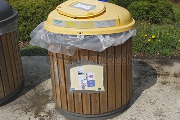Behälter zum Recycling auf einem Autobahn -Restbereich Frankreich