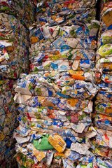 Plastik- und Kartonabfall in einer Recyclingstation