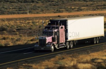 Lastwagen auf einer Straße in Arizona in den Vereinigten Staaten [at]