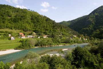 Village sur les berges de la rivière Neretva