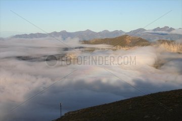Schillernde Wolkensee bei Tagesanbruch in den Alpen