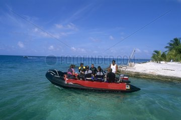 Départ pour la plongée à partir de l'île Rangiora