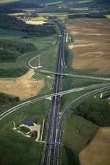Autobahnaustauscher & ländlicher und bewaldeter Landschaft Brie Frankreich