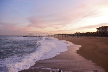 Morgendämmerung am Chambre d'Amour Beach bezahlt baskisches Frankreich