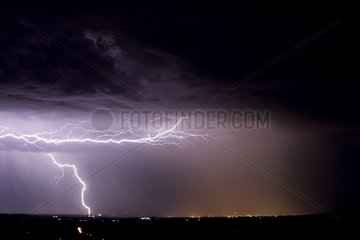 Intercloud -Blitz und Blitz am Roanne Becken