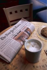 New York  pause café et lecture du journal New York Times