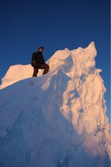 Klettern eines Eisbergs in Terre Adelie Antarctic