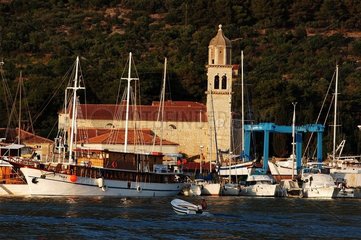 Eglise près d'un port avec bâteaux Ile de Cres Croatie