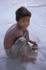 PortrÃ¤t eines Jungen in der SchlammwestkÃ¼ste von Burma