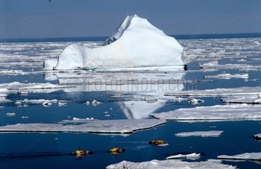 Kayaks circulant entre les icerbergs Mer du Groenland