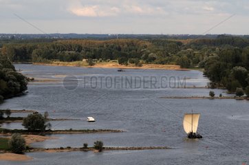 Scow segelt auf dem Loire River in der Nähe von Ancenis Frankreich