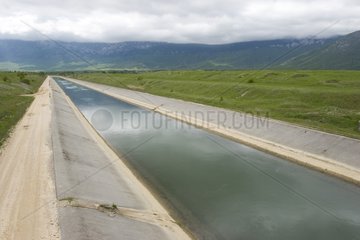 Canal de drainage dans la plaine de Livno Bosnie