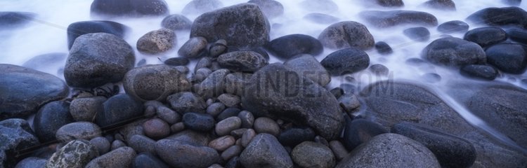 Erodierte Steinblöcke entlang des Ufers des Ile de Batze