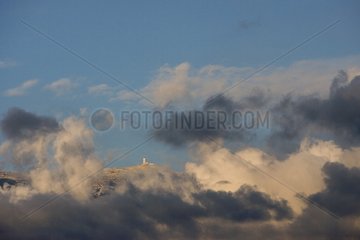 Gipfel des Ventoux -Reittiers in der Clouds Provence Frankreich